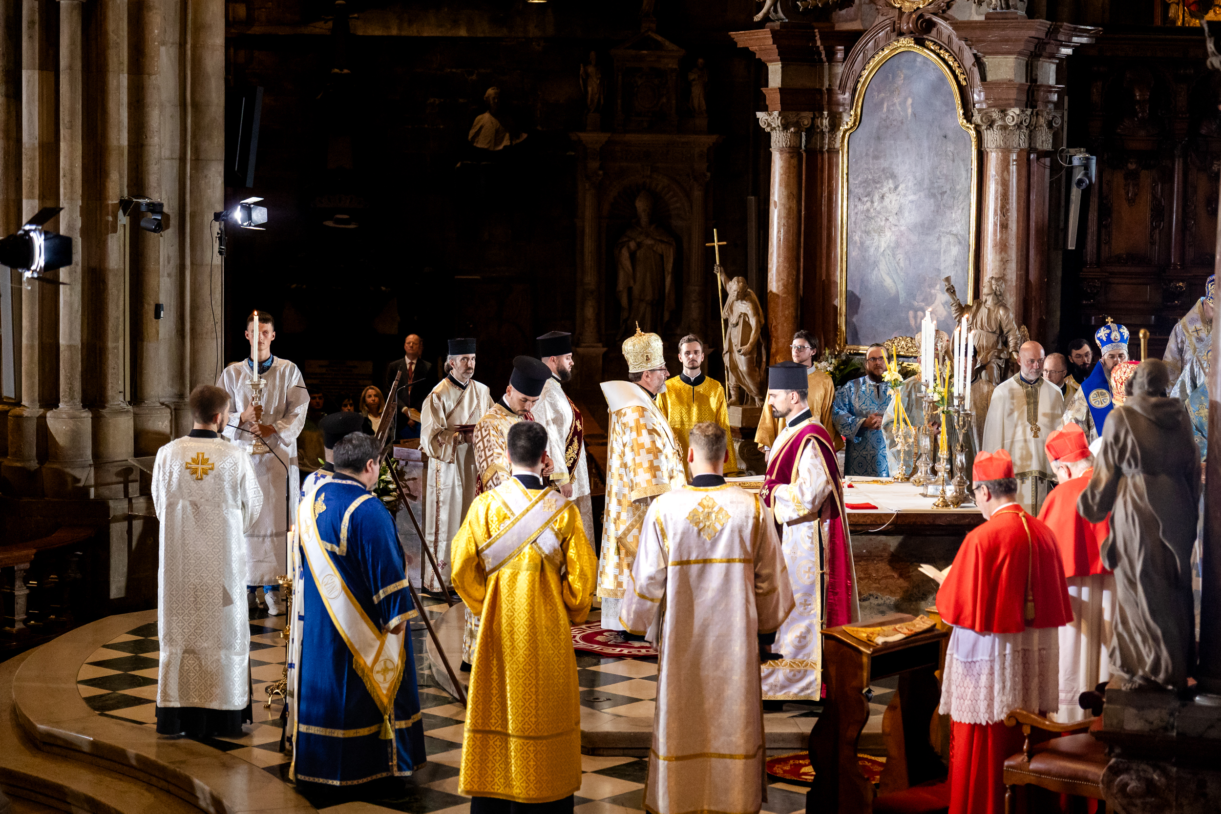 _img_28_7c_180a2e3f3b4ab4ffa335_byzantinisches_Pontifikalamt_Stephansdom-RR3A4278