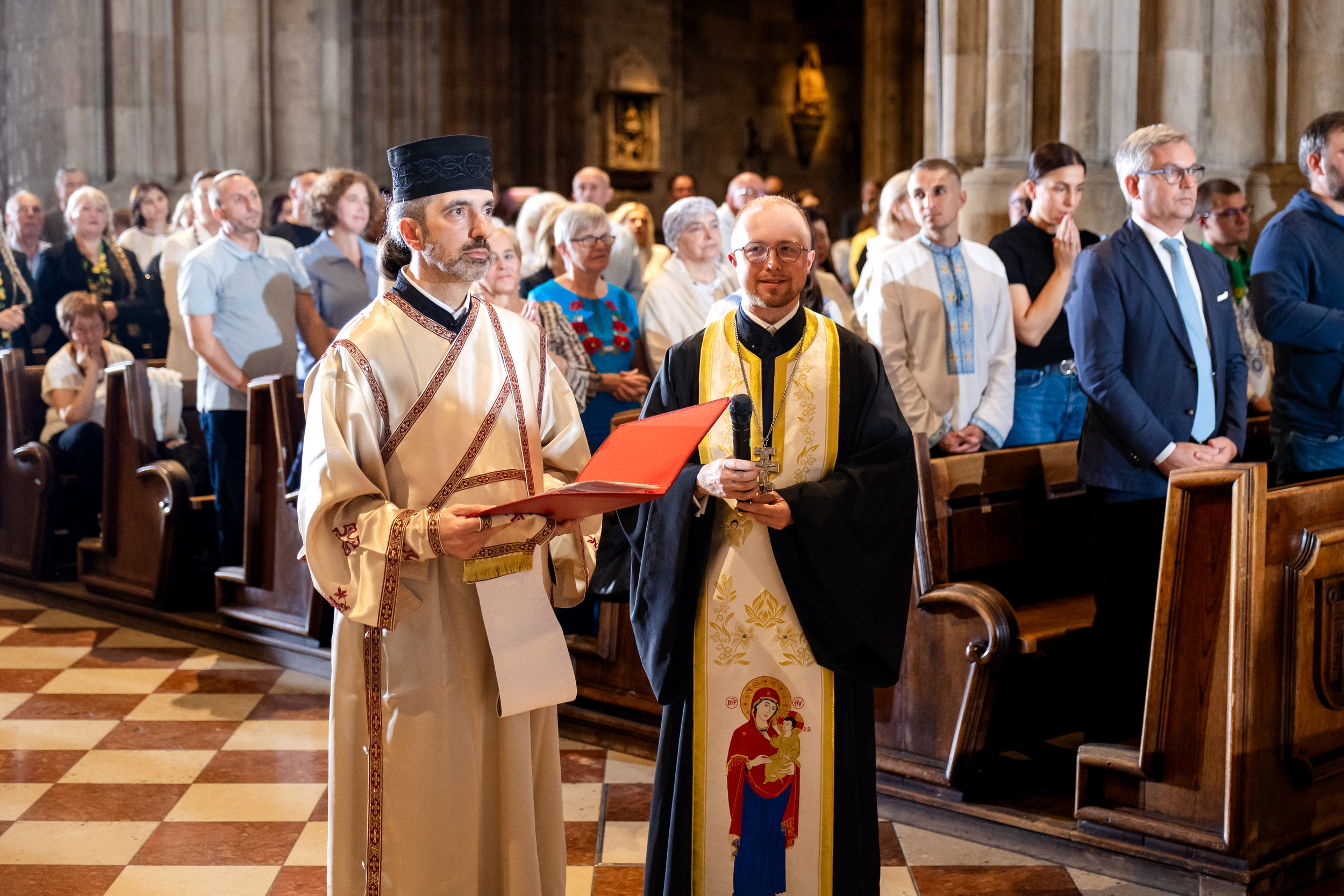 _img_f2_29_ccd0920c01eadf27601a_byzantinisches_Pontifikalamt_Stephansdom-RR3A4327